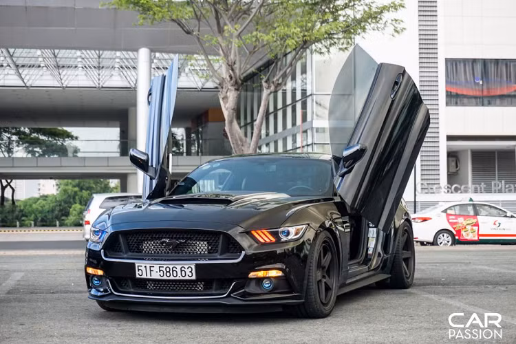 Ngoài ra, ngoại hình của xe cũng được trau chuốt lại theo hướng nam tính hơn với nắp ca-pô hầm hố hoàn toàn mới, đuôi xe có sự xuất hiện của một cánh gió cỡ lớn, làm từ sợi carbon siêu nhẹ và vè trước của xe được bổ sung thêm khe thoát khí. Điểm nhấn trên thân xe chính là bộ mâm Vip Modular 5 chấu đơn có đường kính 20 inch sơn đen mờ, kết hợp ton-sur-ton với lớp sơn ngoại thất. Hệ thống ống xả “zin” cũng được độ lại nhằm mang đến âm thanh phát ra từ hai họng xả trở nên đanh và uy lực hơn.