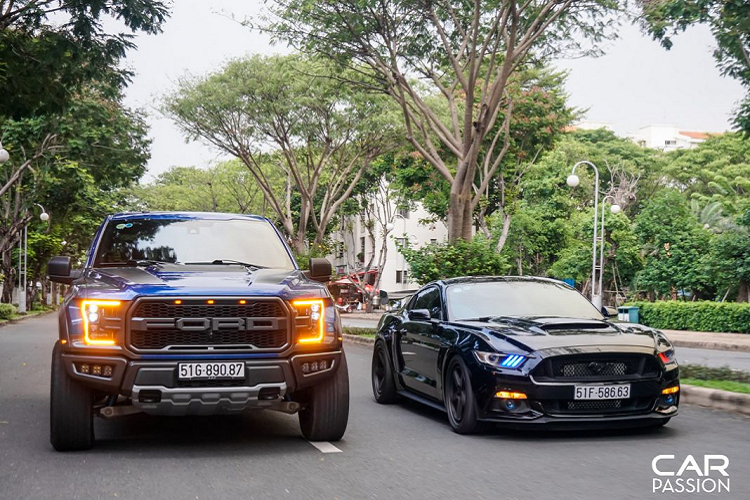 Ford F-150 Raptor dùng động cơ V6 EcoBoost có dung tích 3.5 lít, sản sinh công suất tối đa 411 mã lực và mô-men xoắn cực đại 587 Nm. Hộp số 10 cấp và hệ dẫn động 4 bánh với 4 chế độ dẫn động (2H, 4A, 4H và 4L). Hiện bộ đôi xe đến từ Mỹ đang được trưng bày tại showroom ở Sài Gòn, giá xe Ford Mustang GT và mẫu bán tải F-150 Raptor đã qua sử dụng này được chào bán với mức giá lần lượt là 3,3 và 3,68 tỷ Đồng.