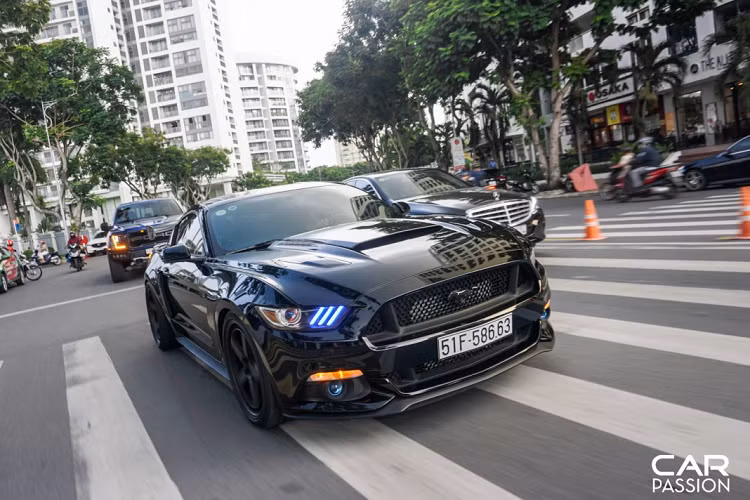 Song hành cùng chiếc Mustang GT là siêu bán tải Ford F-150 Raptor. Trong dòng sản phẩm F-Series của Ford, F-150 Raptor chính là “đứa con” hoang dại và mạnh mẽ nhất. Mẫu xe bán tải sở hữu ngoại thất khác biệt so với những người anh em nhờ tạo hình hầm hố. Lưới tản nhiệt hình tổ ong sơn đen cùng logo “Ford” cỡ lớn, xe được độ thêm 6 đèn trợ sáng đặt ẩn trên cản trước.