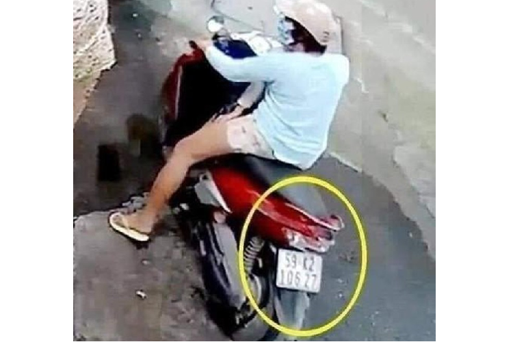 Nguoi phu nu 'day' con lay trom tui tien cua cu ba da bi bat-Hinh-2