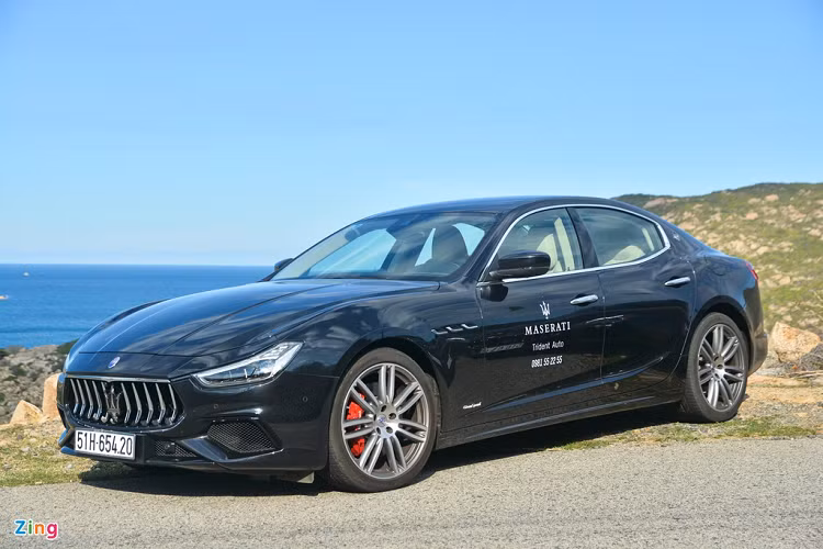 Nhắc đến thương hiệu Maserati, nhiều người thường nghĩ đến các dòng siêu xe như GranTurismo hay GranCabiro. Hãng xe đến từ Italy cũng sản xuất những mẫu xe sedan hạng sang Maserati Ghibli hay Quattroporte. Nếu như Ghibli hướng đến cảm giác lái thể thao, linh hoạt thì Quattroporte lại thiên về sự sang trọng, êm ái. 