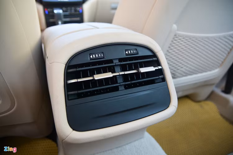 Maserati Ghibli được trang bị các tính năng an toàn hỗ trợ người lái như cảnh báo điểm mù, cảnh báo chệch làn đường, hệ thống kiểm soát hành trình thích ứng, chống va chạm phía trước... 