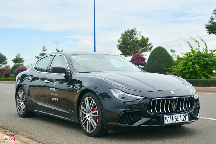 Maserati Ghibli mới được giới thiệu lần đầu tiên vào năm 2013, kích thước tổng thể của xe là 4.971 x 1.945 x 1.461 mm (dài x rộng x cao). Nếu so với đối thủ Porsche Panamera, Ghibli ngắn hơn 78 mm nhưng rộng hơn 8 mm và cao hơn 35 mm.
