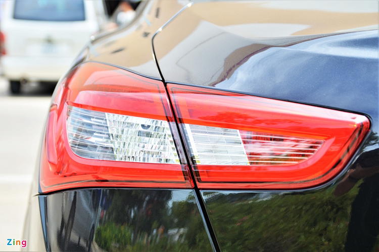 Cụm đèn hậu trên Ghibli kéo dài từ 2 bên thân xe ra phía sau cho cảm giác to lớn, dãy đèn hậu được tạo hình ôm trọn cụm đèn giúp chiếc xe nổi bật hơn khi di chuyển trong bóng tối. Phong cách thiết kế này vẫn được Maserati giữ nguyên kể từ lúc dòng xe Ghibli ra đời. 