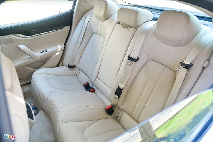 So với hàng ghế trước, 3 ghế sau tương đối cứng và chưa thật sự thoải mái nếu phải ngồi lâu. Do xe sử dụng dẫn động cầu sau nên vị trí ghế giữa bị hạn chế không gian để chân.
