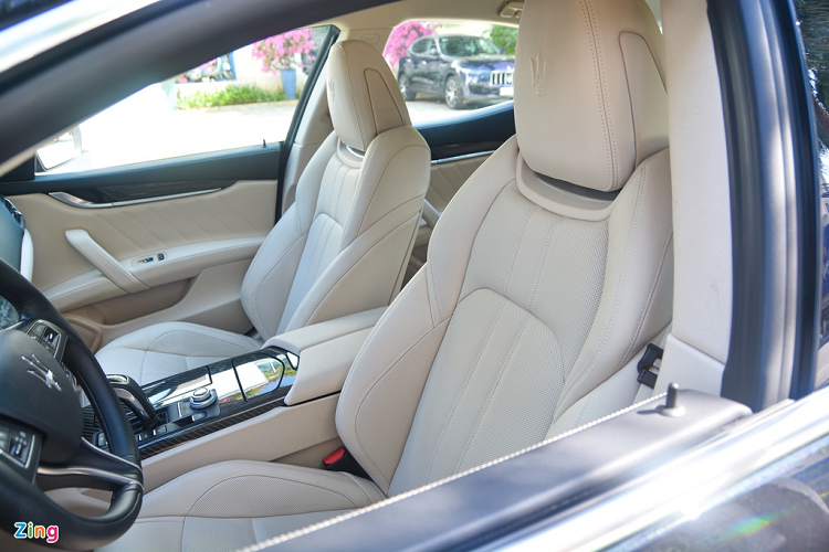 Hàng ghế trước của Ghibli chỉnh điện 6 hướng và nhớ 2 vị trí, hàng ghế này cũng được ưu ái hơn khi có thêm chức năng sưởi và làm mát 2 cấp độ.