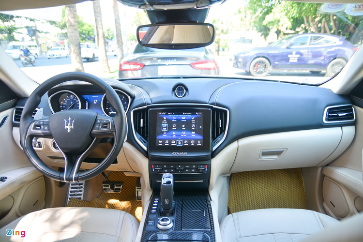 Bước vào bên trong, Maserati Ghibli gây ấn tượng nhờ phần lớn chi tiết trên xe đều sử dụng vật liệu da. Khách hàng có thể lựa chọn ốp gỗ, da hoặc carbon ở những vị trí như khu vực cần số, ốp cửa... Trần xe vẫn dùng vải nỉ, tuy nhiên loại nỉ này cho cảm giác mịn tay và khác hẳn những dòng xe phổ thông.
