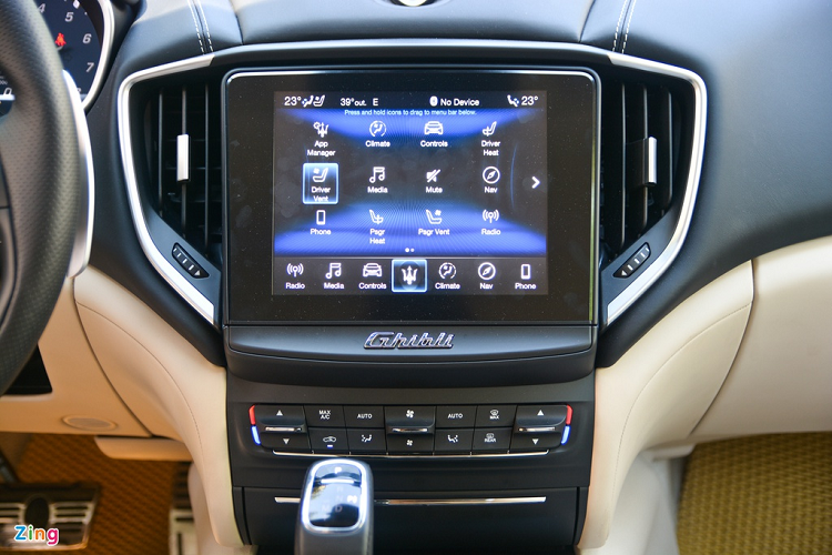 Khu vực màn hình trung tâm sử dụng vật liệu nhựa chưa thật sự hài hòa với tổng thể nội thất xe. Màn hình trung tâm là loại cảm ứng có kích thước 8,4 inch hỗ trợ kết nối Apple CarPlay/Android Auto.