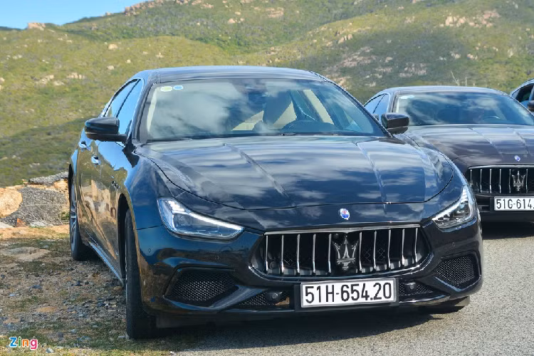 Phần đầu xe được thiết dài, mặt ca-lăng hình thang ngược với biểu tượng cây đinh ba cùng 10 thanh dọc mạ chrome sáng bóng. Hệ thống đèn chiếu sáng trên xe sử dụng công nghệ LED ma trận với chức năng tự động điều chỉnh pha/cốt. 