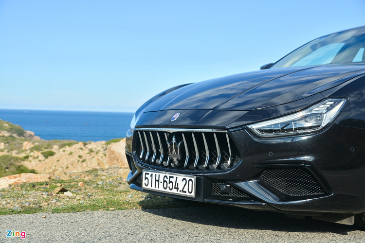 Phiên bản Ghibli Grandsport trong bài sử dụng động cơ tăng áp kép V6, dung tích 3.0L, sản sinh công suất 350 mã lực tại 5.000 vòng/phút và mô-men xoắn cực đại 500 Nm tại 4.500 vòng/phút. Nếu như Ghibli là chiếc sedan hướng đến cảm giác lái thể thao, linh hoạt thì mẫu sedan Quattroporte lại thiên về sự sang trọng, êm ái mặc dù Quattroporte được trang bị động cơ có công suất lên đến 410 mã lực.