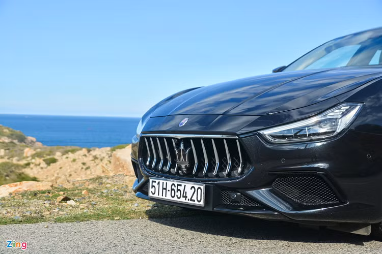 Phiên bản Ghibli Grandsport trong bài sử dụng động cơ tăng áp kép V6, dung tích 3.0L, sản sinh công suất 350 mã lực tại 5.000 vòng/phút và mô-men xoắn cực đại 500 Nm tại 4.500 vòng/phút. Nếu như Ghibli là chiếc sedan hướng đến cảm giác lái thể thao, linh hoạt thì mẫu sedan Quattroporte lại thiên về sự sang trọng, êm ái mặc dù Quattroporte được trang bị động cơ có công suất lên đến 410 mã lực.