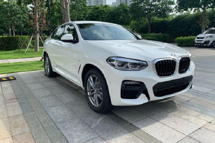 Với thế hệ thứ 2, mẫu xe thể thao đa năng BMW X4 đã được nâng cấp về chiều dài (tăng 760 mm), chiều rộng (tăng 380 mm), trục cơ sở (tăng 51 mm), chiều cao (giảm 2,5 mm). Cụ thể, BMW X4 2020 mới có kích thước dài, rộng, cao lần lượt 4.752 x 1.918 x 1.621 (mm) cùng trục cơ sở 2.864 mm.