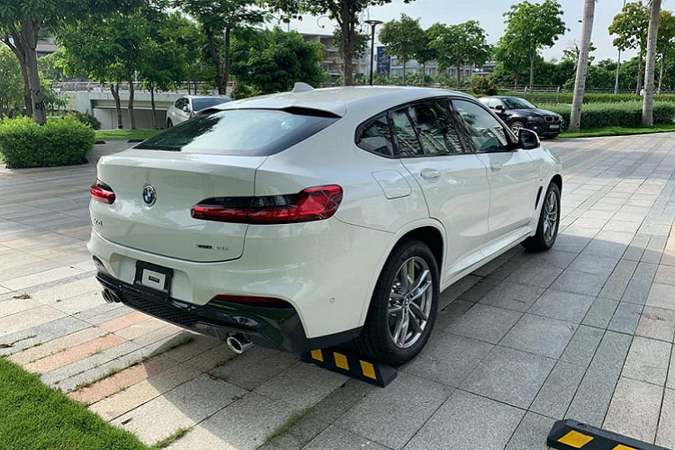 Điểm đáng nói ở đây là dù kích thước tăng lên đáng kể nhưng BMW X4 thế hệ mới lại sở hữu trọng lượng xe nhẹ hơn 50 kg. Trọng tâm được đặt thấp, tỷ lệ phân phối trọng lượng 50:50 nhằm tối ưu hóa khả năng xử lý và giúp xe vận hành tối ưu.