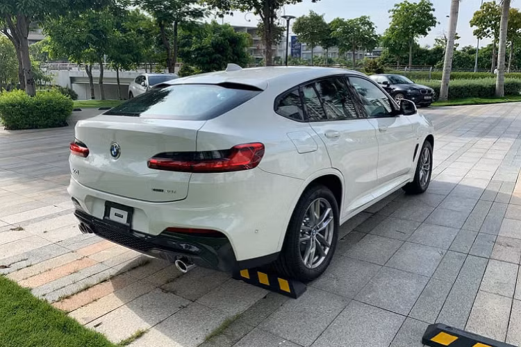 Điểm đáng nói ở đây là dù kích thước tăng lên đáng kể nhưng BMW X4 thế hệ mới lại sở hữu trọng lượng xe nhẹ hơn 50 kg. Trọng tâm được đặt thấp, tỷ lệ phân phối trọng lượng 50:50 nhằm tối ưu hóa khả năng xử lý và giúp xe vận hành tối ưu.