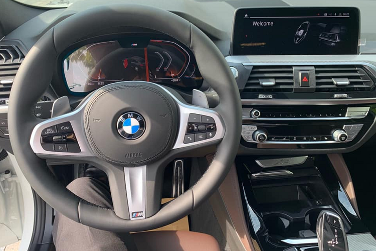 Đầu xe hầm hố với nắp ca-pô gân guốc đi kèm lưới tản nhiệt hình quả thận đặc trưng của BMW và logo cánh quạt ở chính giữa. Đèn pha đôi sắc nét và đèn sương mù nằm ngang tích hợp trên khe hút gió tạo thành khuôn mặt sáu mắt quen thuộc trên các mẫu BMW X.