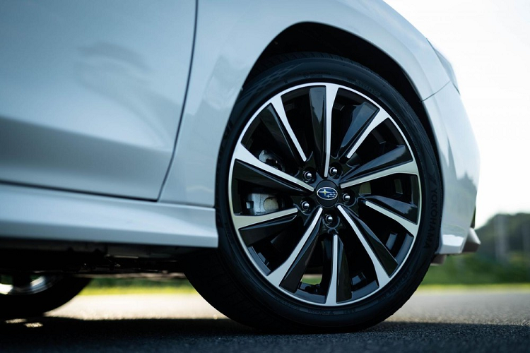 Hiện tại, thông tin về mẫu Levorg 2021 chỉ dừng lại ở đó. Theo một số hình ảnh chụp nội thất thì Subaru Levorg 2021 sẽ được trang bị bảng đồng hồ kỹ thuật số 12.3 inch và màn hình giải trí 11.6 inch dạng tablet. Trong khi đó xe sẽ sử dụng bộ vành hợp kim 17 hoặc 18 inch.