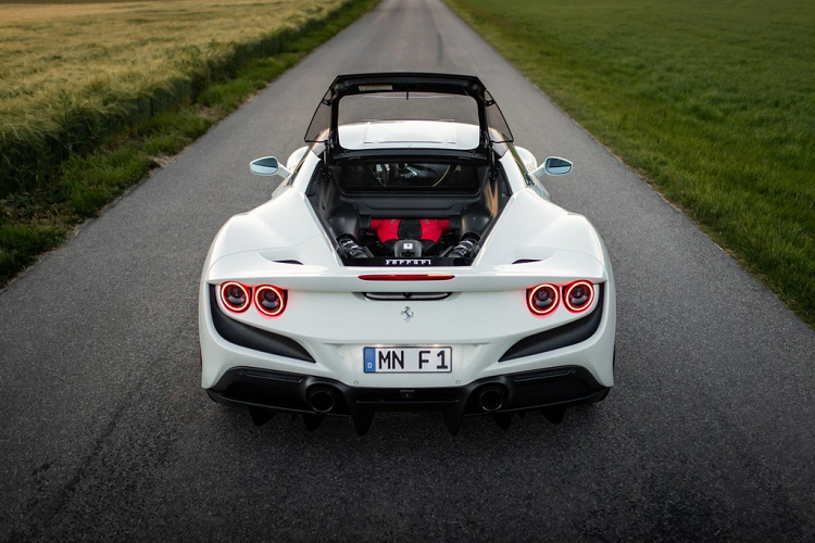 Nhờ đó, khả năng tăng tốc 0-100 km/h của siêu xe Ferrari F8 Tributo chỉ còn 2,7 giây. Trong khi đó, vận tốc giới hạn vẫn là 340 km/h.