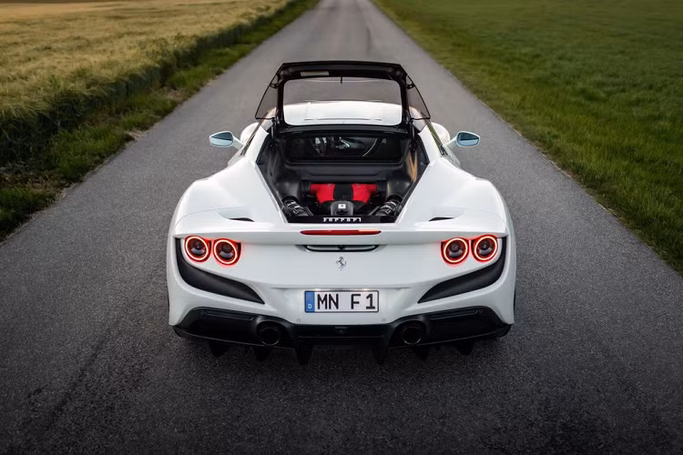 Nhờ đó, khả năng tăng tốc 0-100 km/h của siêu xe Ferrari F8 Tributo chỉ còn 2,7 giây. Trong khi đó, vận tốc giới hạn vẫn là 340 km/h.