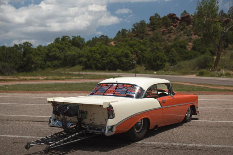 Bên dưới nắp capô màu cam sáng bóng là một khối động cơ quái vật mà khiến siêu xe cũng phải chào thua. Cụ thể, nó là một khối động cơ tăng áp kép V8 bằng nhôm, dung tích 9.8 lít sản sinh những 3.000 mã lực, cho phép Creamsicle hoàn thành quãng đường ¼ dặm (hơn 400 mét) trong dưới 7 giây với tốc độ trên 320 km/h. Nói một cách khác, “nhanh đến chóng mặt” là chưa đủ để miêu tả tốc độ của chiếc xe cổ điển này.