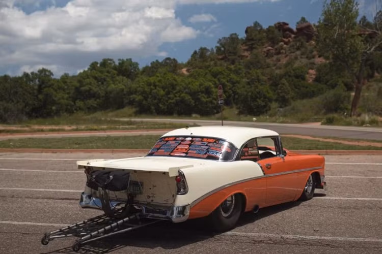 Bên dưới nắp capô màu cam sáng bóng là một khối động cơ quái vật mà khiến siêu xe cũng phải chào thua. Cụ thể, nó là một khối động cơ tăng áp kép V8 bằng nhôm, dung tích 9.8 lít sản sinh những 3.000 mã lực, cho phép Creamsicle hoàn thành quãng đường ¼ dặm (hơn 400 mét) trong dưới 7 giây với tốc độ trên 320 km/h. Nói một cách khác, “nhanh đến chóng mặt” là chưa đủ để miêu tả tốc độ của chiếc xe cổ điển này.