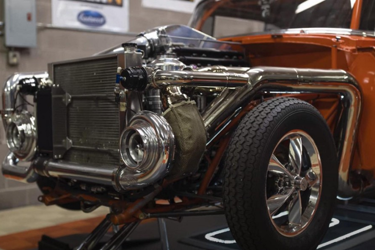 Creamsicle độ từ Chevrolet 1956 có một danh sách dài những trang bị độ mà không tiện kể hết ở đây. Về cơ bản, nó sử dụng một khung gầm dạng ống Jerry Bickle. Nhưng thân vỏ chiếc Chevrolet 1956 lại hoàn toàn bằng thép, và không hề có một chút sợi thủy tinh hoặc sợi carbon nào để giảm bớt trọng lượng. Dựa theo Barry, chiếc xe mui cứng này có trọng lượng khoảng 1.723 kg và lắp đặt một hệ thống treo khí.