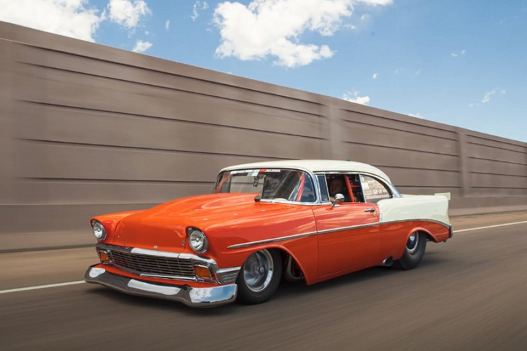 Độ xe cổ điển không phải là một điều gì quá sức đặc biệt, tuy nhiên không phải ai cũng có quyết tâm mang tới công suất 3.000 mã lực cho một chiếc Chevrolet 1956 cổ điển như anh Joe Barry. Anh ấy là một người chuyên gia chế tạo xe đua drag mà vẫn hợp pháp chạy trên đường phố, và chiếc Chevrolet 3.000 mã lực của anh ấy được đặt tên là Creamsicle. Mới đây, Barry có trả lời phỏng vấn kênh YouTube “Hoonigan AutoFocus” và chia sẻ những thông tin thú vị về chiếc xe độ của mình.