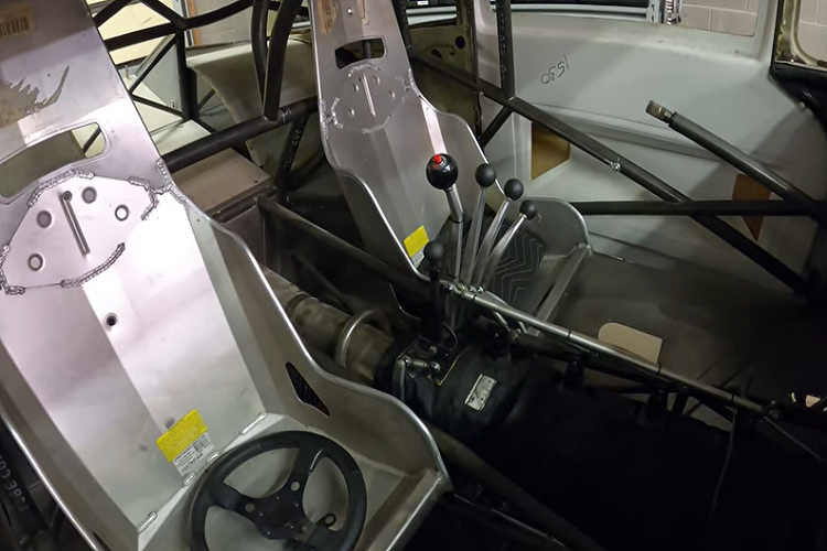 Đối với những người mê độ xe hot rod, Joe Barry không phải là một cái tên xa lạ. Anh ấy từng 8 lần tham dự Hot Rod Drag Week. Đây là một sự kiện đua drag kéo dài cả tuần lẽ và đòi hòi thể lực lớn khi các tay đua thi đấu xong tại một điểm thì liền đóng gói mọi thứ, lái vài trăm km tới điểm tiếp theo, và cứ thế cho tới lúc kết thúc.