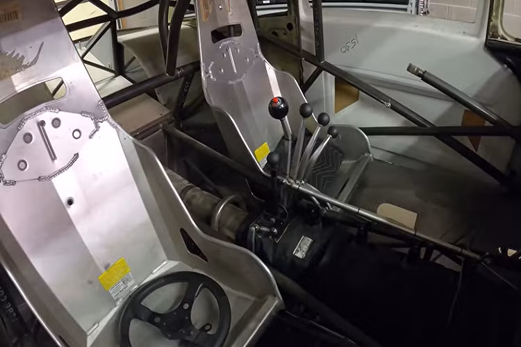 Đối với những người mê độ xe hot rod, Joe Barry không phải là một cái tên xa lạ. Anh ấy từng 8 lần tham dự Hot Rod Drag Week. Đây là một sự kiện đua drag kéo dài cả tuần lẽ và đòi hòi thể lực lớn khi các tay đua thi đấu xong tại một điểm thì liền đóng gói mọi thứ, lái vài trăm km tới điểm tiếp theo, và cứ thế cho tới lúc kết thúc.