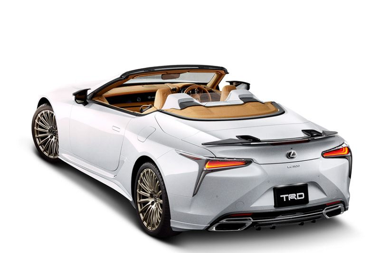 Ở phía sau, TRD bổ sung cho Lexus LC 500 hạng sang một cánh lướt gió màu đen tinh tế cũng như một bộ khuếch tán mới. Nhưng đáng chú ý nhất phải kể đến phần ốp lớn bằng nhựa gia cố bởi sợi carbon đặt ngay sau các tựa đầu ghế ở bản LC 500 Convertible.