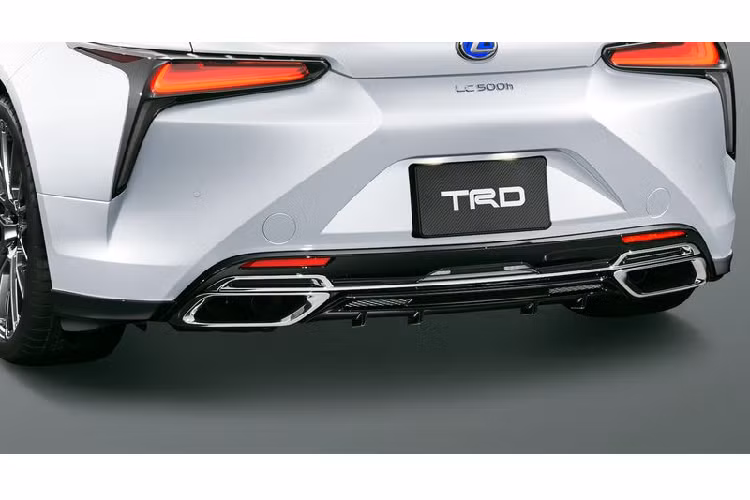 Thương hiệu xe sang Lexus cho biết chi tiết này không chỉ tăng tính thẩm mỹ cho chiếc xe mà còn giúp giảm tiếng ồn của gió và sự rung lắc. 