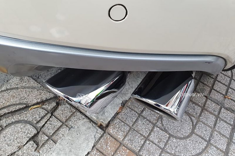 Lamborghini Urus sở hữu thiết kế lai giữa Aventador và Huracan. Tại thị trường Việt Nam, giá xe Lamborghini Urus chính hãng hiện bán ra khoảng hơn 20 tỷ đồng.