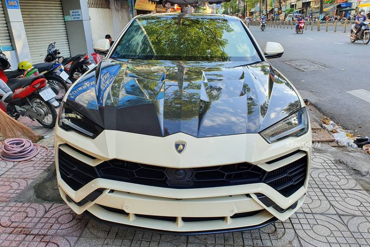 Cụ thể, "bộ cánh" nguyên bản của xe đã được chuyển sang màu trắng sữa nhờ phương pháp dán decal. Nguyên bản, chiếc xe Lamborghini Urus của Minh Nhựa có màu trắng tinh tế. Khi nhìn bằng mắt thường, khó có thể nhận ra sự khác biệt giữa lớp sơn nguyên bản và lớp decal này.