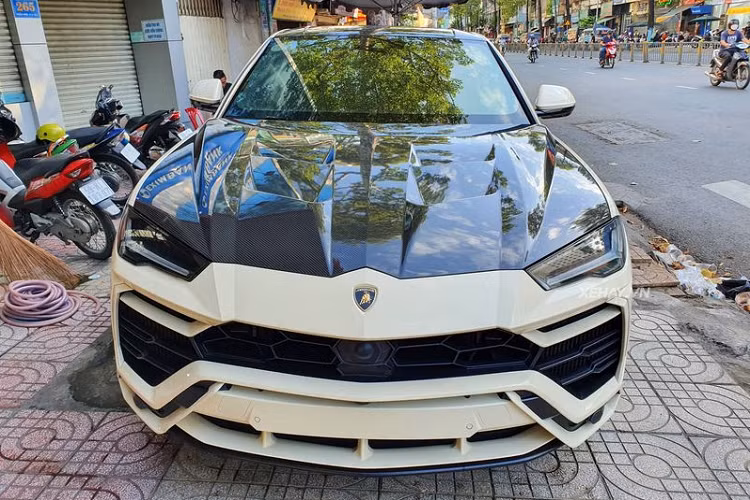 Cụ thể, "bộ cánh" nguyên bản của xe đã được chuyển sang màu trắng sữa nhờ phương pháp dán decal. Nguyên bản, chiếc xe Lamborghini Urus của Minh Nhựa có màu trắng tinh tế. Khi nhìn bằng mắt thường, khó có thể nhận ra sự khác biệt giữa lớp sơn nguyên bản và lớp decal này.