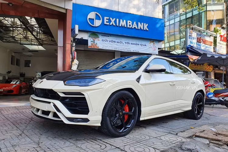 Ngoài ra, bộ mâm cắt vát kim cương nguyên bản của xe cũng được dán lại màu đen, tạo nên vẻ hầm hố cho "siêu bò".