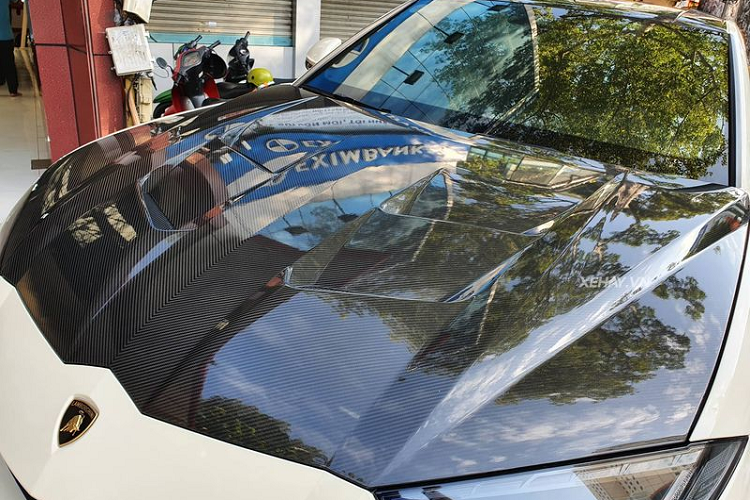 Theo quan sát, chiếc Lamborghini Urus này vẫn giữ nguyên 3 chi tiết độ của hãng Mansory, bao gồm phần nắp ca-pô bằng carbon, cánh gió kép đuôi xe và bộ mâm 5 chấu kép Nath cùng kẹp phanh màu đỏ nổi bật.