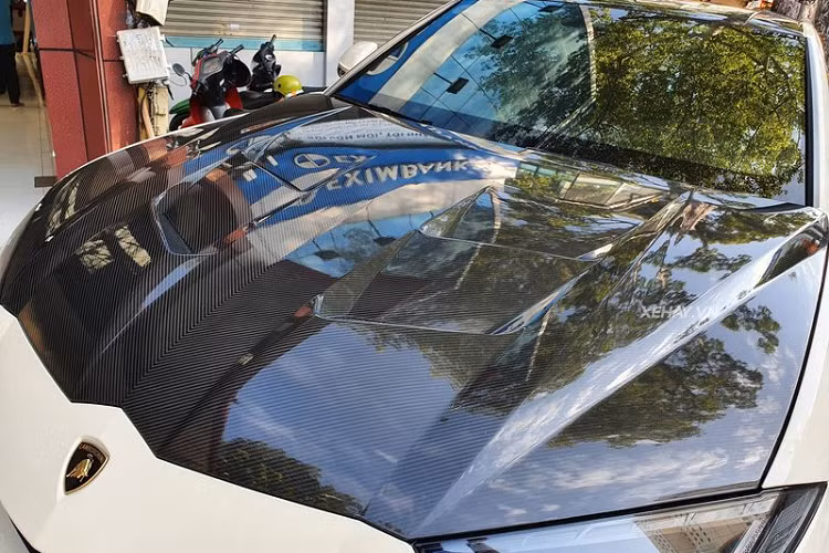 Theo quan sát, chiếc Lamborghini Urus này vẫn giữ nguyên 3 chi tiết độ của hãng Mansory, bao gồm phần nắp ca-pô bằng carbon, cánh gió kép đuôi xe và bộ mâm 5 chấu kép Nath cùng kẹp phanh màu đỏ nổi bật.