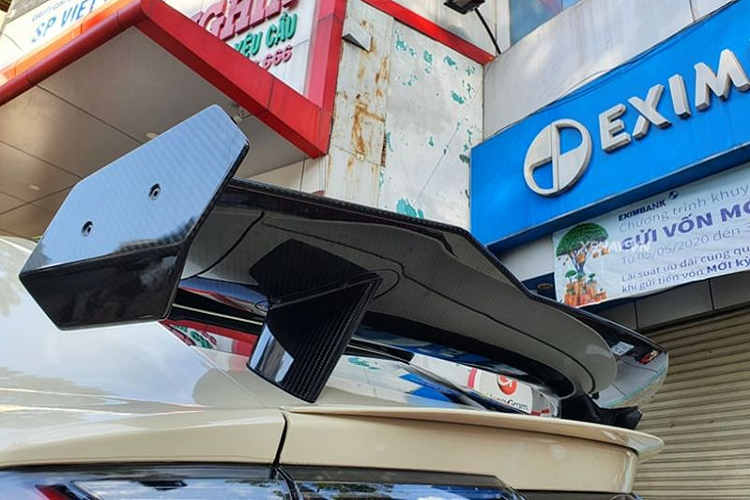 Hãng siêu xe nước Ý cung cấp tới 6 chế độ lái cho Urus bao gồm 3 thiết lập chuyên biệt cho địa hình xấu (Terra), đường tuyết (Neve) và đường cát (Sabbia) và 3 chế độ Strada, Sport và Corsa.