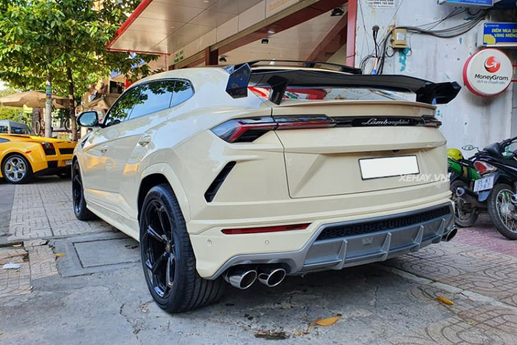 Lamborghini Urus là mẫu SUV nhanh nhất thế giới. Mẫu xe này gây ấn tượng với động cơ xăng Biturbo V8 4.0L, cho ra công suất 641 mã lực và 850Nm mô-men xoắn cực đại, cho phép siêu SUV chỉ mất 3,6 giây để tăng tốc từ 0 - 100 km/h, trước khi đạt tốc độ tối đa 305 km/h.