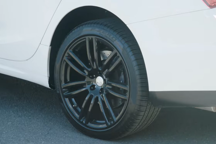 Động cơ V6 này được ghép cặp tới một hộp số tự động ZF 8 cấp mà được lập trình phù hợp lái kiểu thể thao.