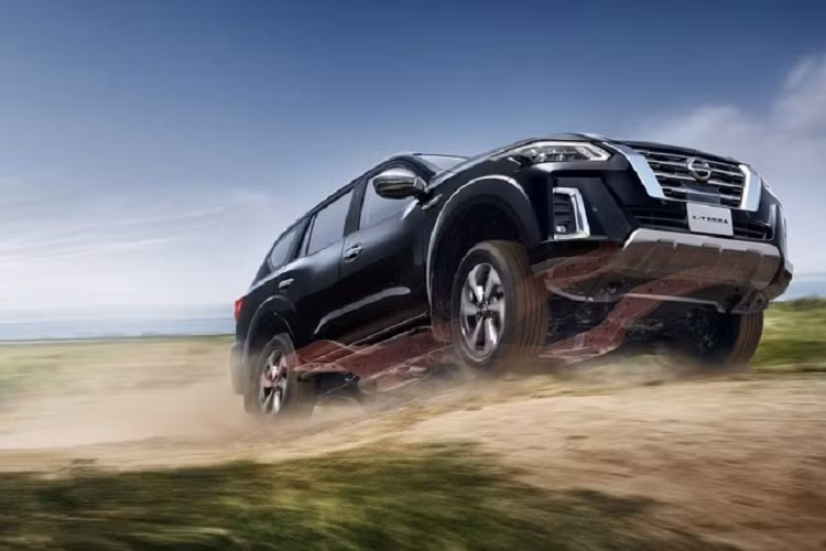 Không giống Terra cũ, Nissan X-Terra 2021 tại thị trường Trung Đông không dùng động cơ diesel. Thay vào đó, xe được trang bị động cơ xăng 4 xi-lanh, hút khí tự nhiên, dung tích 2,5 lít, sản sinh công suất tối đa 165 mã lực tại tua máy 6.000 vòng/phút và mô-men xoắn cực đại 241 Nm tại tua máy 4.000 vòng/phút.
