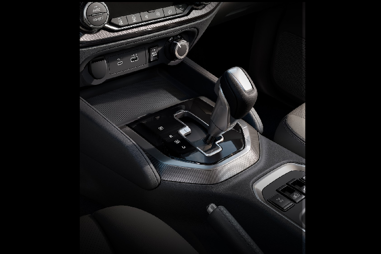 Sức mạnh được truyền tới cầu sau hoặc 4 bánh thông qua hộp số tự động 7 cấp. Hãng Nissan khẳng định X-Terra 2021 chỉ tiêu thụ lượng xăng trung bình 11,4 km/lít (khoảng 8,77 lít/100 km).