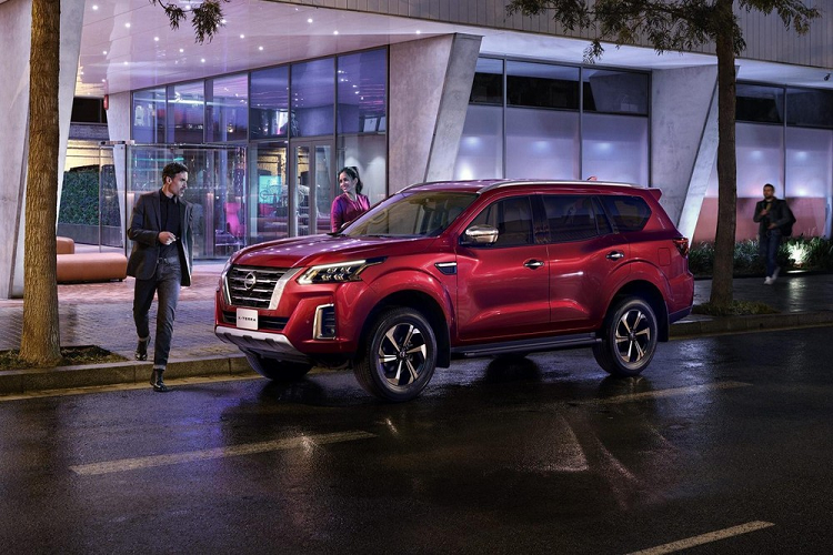 Đúng như thông tin hé lộ từ vài ngày trước, mẫu SUV cỡ trung Nissan Terra 2021 mới phiên bản nâng cấp giữa vòng đời (facelift) đã chính thức trình làng tại thị trường Trung Đông vào ngày 25/11. Ở thị trường này, Nissan Terra 2021 được gọi bằng cái tên riêng là X-Terra. Đồng thời, mẫu xe này cũng cho thấy trước thiết kế của Nissan Terra mới sẽ về Việt Nam trong tương lai.