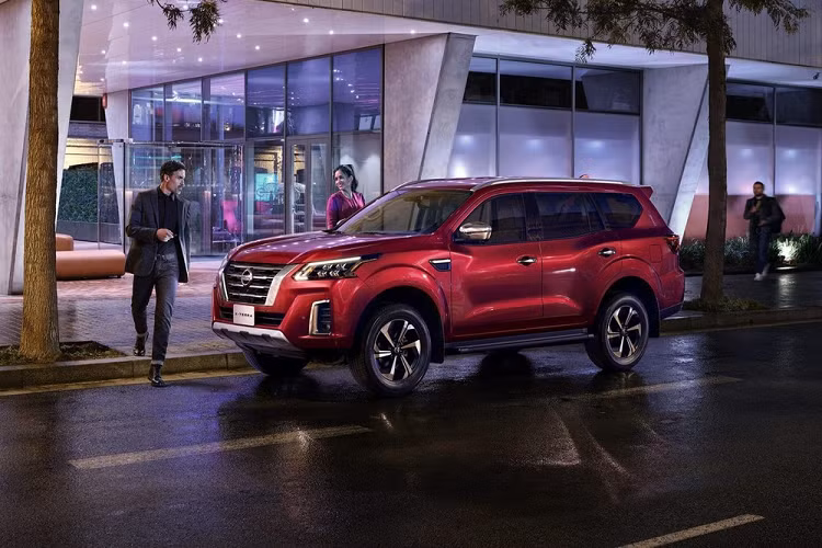 Đúng như thông tin hé lộ từ vài ngày trước, mẫu SUV cỡ trung Nissan Terra 2021 mới phiên bản nâng cấp giữa vòng đời (facelift) đã chính thức trình làng tại thị trường Trung Đông vào ngày 25/11. Ở thị trường này, Nissan Terra 2021 được gọi bằng cái tên riêng là X-Terra. Đồng thời, mẫu xe này cũng cho thấy trước thiết kế của Nissan Terra mới sẽ về Việt Nam trong tương lai.