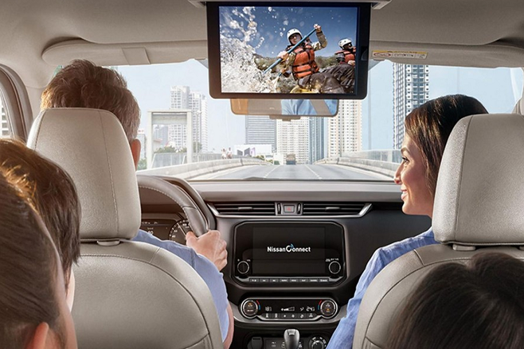 Những nâng cấp khác của Nissan X-Terra 2021 bao gồm sạc điện thoại thông minh không dây Qi, cổng USB-C, nút chỉnh điều hòa ở từng hàng ghế, điều hòa tự động 2 vùng và hệ thống âm thanh Bose. Thêm vào đó là ghế Zero Gravity ở 2 hàng ghế đầu và màn hình 11 inch có cổng HDMI lắp trên trần.