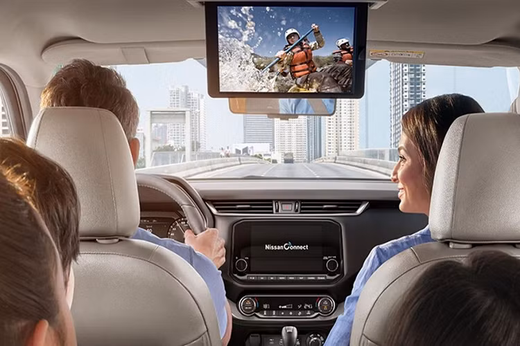 Những nâng cấp khác của Nissan X-Terra 2021 bao gồm sạc điện thoại thông minh không dây Qi, cổng USB-C, nút chỉnh điều hòa ở từng hàng ghế, điều hòa tự động 2 vùng và hệ thống âm thanh Bose. Thêm vào đó là ghế Zero Gravity ở 2 hàng ghế đầu và màn hình 11 inch có cổng HDMI lắp trên trần.