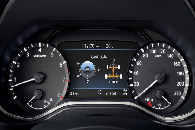 Trên mặt táp-lô còn có màn hình cảm ứng cỡ lớn hơn với kích thước 9 inch của hệ thống thông tin giải trí NissanConnect, hỗ trợ kết nối Apple CarPlay và Android Auto. Đằng sau vô lăng là màn hình đa thông tin 7 inch trong bảng đồng hồ giống với Nissan Navara 2021. Ngoài ra, xe còn có gương chiếu hậu kỹ thuật số, sử dụng camera để cung cấp tầm nhìn về phía sau cho người lái.