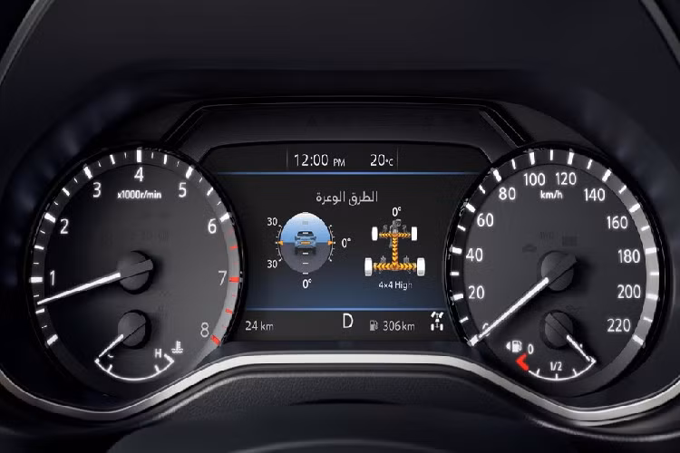 Trên mặt táp-lô còn có màn hình cảm ứng cỡ lớn hơn với kích thước 9 inch của hệ thống thông tin giải trí NissanConnect, hỗ trợ kết nối Apple CarPlay và Android Auto. Đằng sau vô lăng là màn hình đa thông tin 7 inch trong bảng đồng hồ giống với Nissan Navara 2021. Ngoài ra, xe còn có gương chiếu hậu kỹ thuật số, sử dụng camera để cung cấp tầm nhìn về phía sau cho người lái.