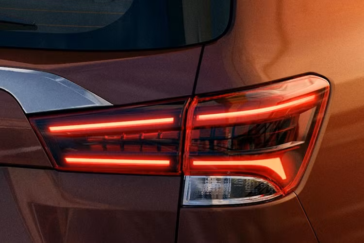 Khác với mẫu xe trùng tên đã bị "khai tử" tại thị trường Mỹ cách đây vài năm, mẫu xe SUV Nissan X-Terra 2021 được phát triển dựa trên cơ sở gầm bệ của mẫu xe bán tải Navara mới. So với Terra cũ, Nissan X-Terra 2021 sở hữu thiết kế nội thất và ngoại thất nâng cấp toàn diện.