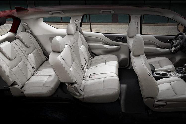 Theo đó, Nissan X-Terra 2021 được trang bị phần đầu xe có thiết kế giống với người anh em Patrol. Điều này được thể hiện qua lưới tản nhiệt V-Motion, cản trước và cụm đèn pha mới. Bên trong cụm đèn pha là 4 bóng LED có thiết kế như hình viên đá và dải đèn LED định vị ban ngày hình chữ "C" hiện đại. Thêm vào đó là hốc gió trung tâm hình thang, hốc đèn sương mù nằm dọc và khe gió giả trên chắn bùn trước.