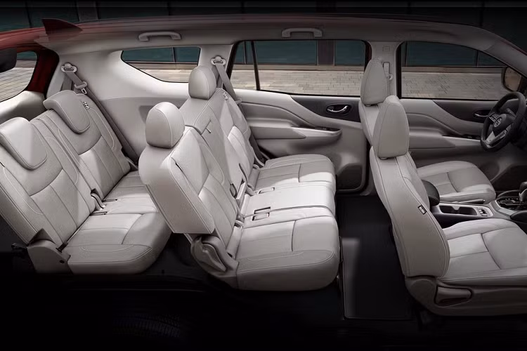 Theo đó, Nissan X-Terra 2021 được trang bị phần đầu xe có thiết kế giống với người anh em Patrol. Điều này được thể hiện qua lưới tản nhiệt V-Motion, cản trước và cụm đèn pha mới. Bên trong cụm đèn pha là 4 bóng LED có thiết kế như hình viên đá và dải đèn LED định vị ban ngày hình chữ "C" hiện đại. Thêm vào đó là hốc gió trung tâm hình thang, hốc đèn sương mù nằm dọc và khe gió giả trên chắn bùn trước.